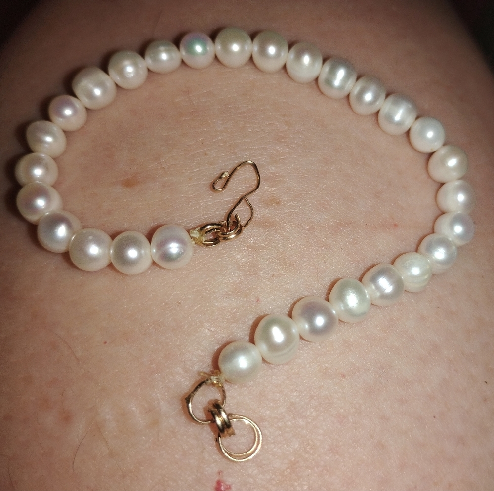 Artisan White Pearl Bracelet with Gold Clasp